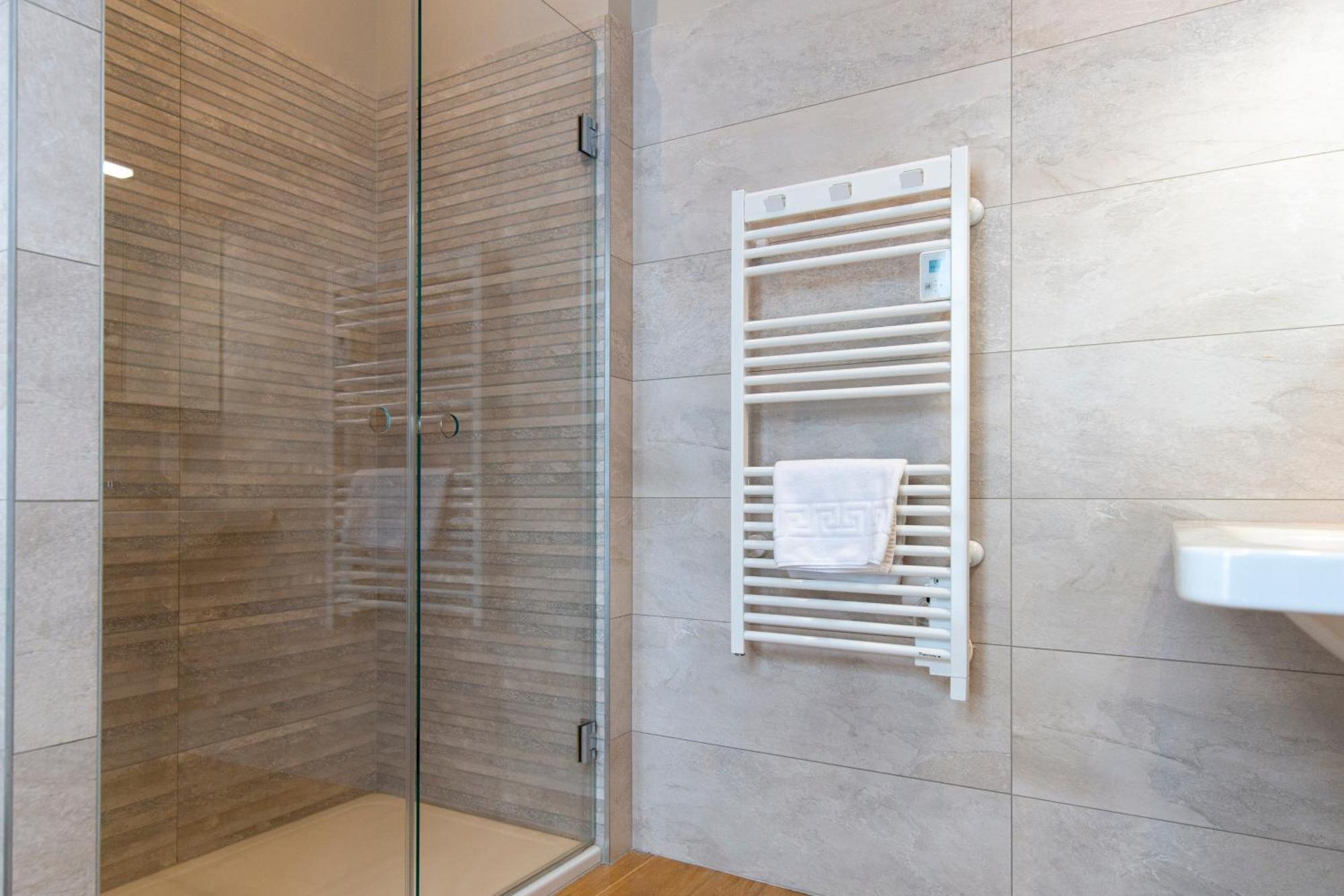 Escale Rochelaise, Gite Urbain Avec Spa Bain Nordique Et Sauna Tonneau La Rochelle  Exterior foto