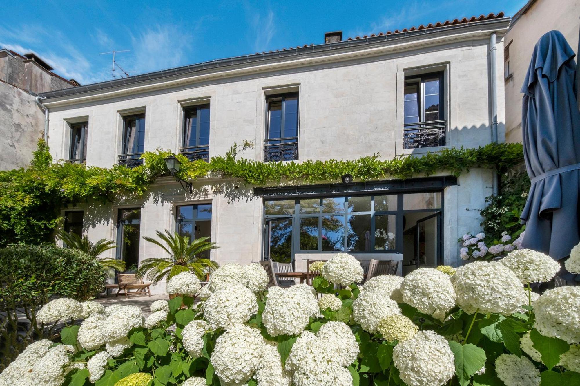 Escale Rochelaise, Gite Urbain Avec Spa Bain Nordique Et Sauna Tonneau La Rochelle  Exterior foto