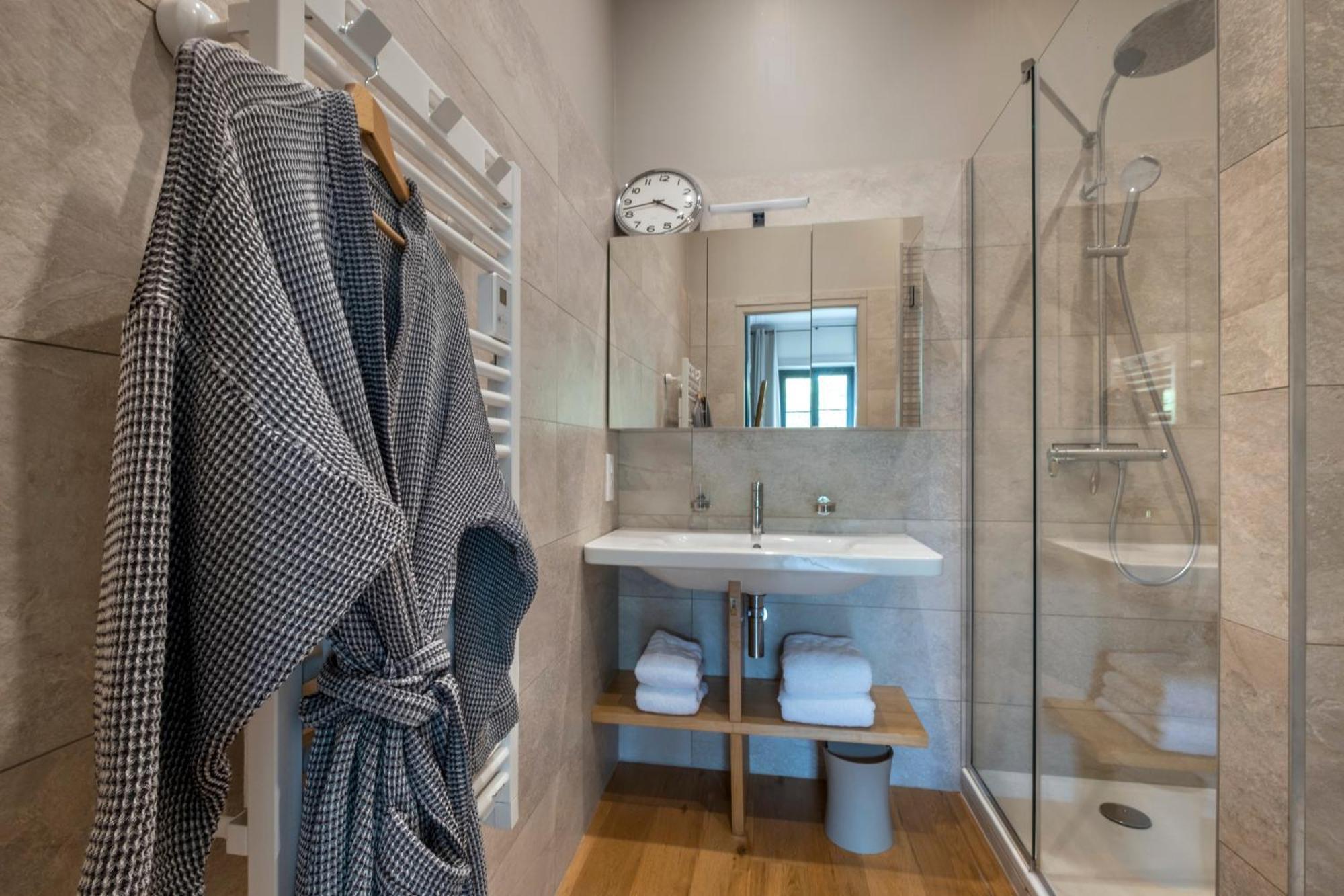 Escale Rochelaise, Gite Urbain Avec Spa Bain Nordique Et Sauna Tonneau La Rochelle  Exterior foto