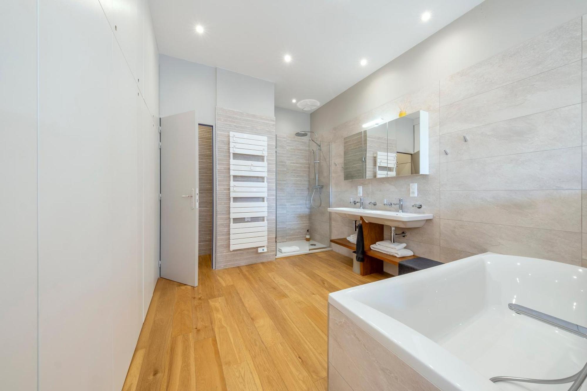Escale Rochelaise, Gite Urbain Avec Spa Bain Nordique Et Sauna Tonneau La Rochelle  Exterior foto